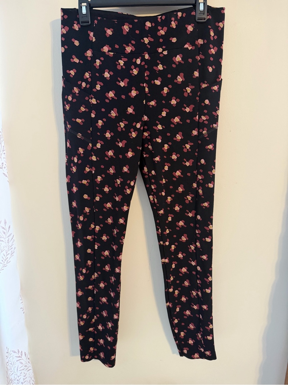 Cabi Floral Pocket Leggings | Black Pink Print | High Rise | Size Medium T101
